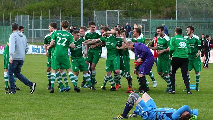 Szene vom Bezirksliga-Spitzenspiel SV Friesen - BSC Saas Bayreuth. Foto: Heinrich Weiß