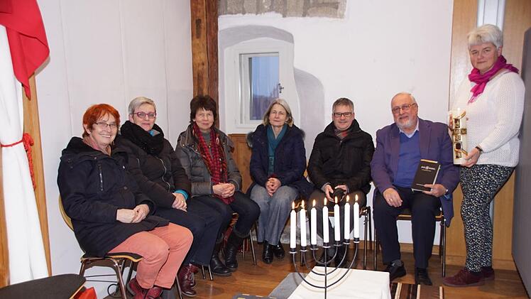 Bis Ostern geben insgesamt zwölf Führende im Ostergarten in Haßfurt die Gelegenheit, die Passion Christi nachzuvollziehen. Einige trafen sich zur Eröffnungsfeier im Abendmahlsraum. Im Bild sind von links Johanna Niklaus, Annerose Simon, Antje Eickhoff, Jutta Gilsdorf, Pfarrer Stephan Eschenbacher, Diakon i.R. Robert Hager und Angelika Reinhart zu sehen.Sabine Weinbeer