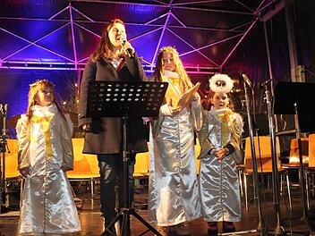Bürgermeisterin Christiane Meyer eröffnet den Weihnachtsmarkt. Foto: Carmen Schwind