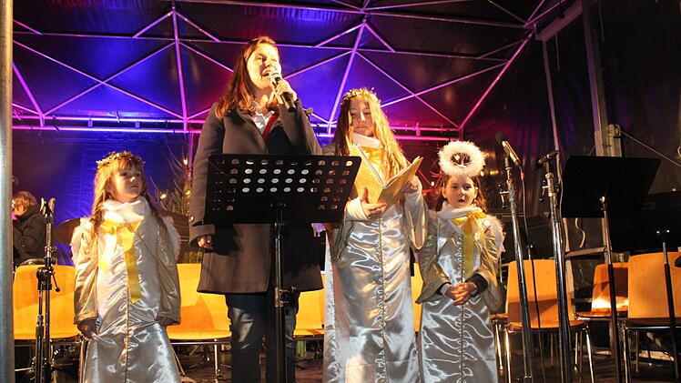 Bürgermeisterin Christiane Meyer eröffnet den Weihnachtsmarkt. Foto: Carmen Schwind