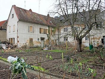 Blick aus Richtung Schütt: Die beiden Nebengebäude links und rechts kommen weg, das Haupthaus (im Hintergrund) wird saniert.  Foto: Bernhard Panzer