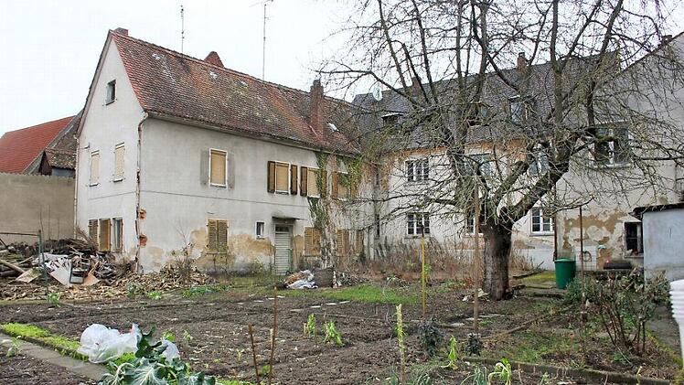Blick aus Richtung Schütt: Die beiden Nebengebäude links und rechts kommen weg, das Haupthaus (im Hintergrund) wird saniert.  Foto: Bernhard Panzer