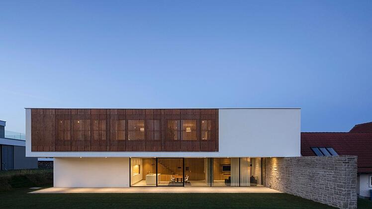 "Wohnhaus mit Weitblick" in Münnerstadt - Familienhaus am Ortsrand mit sichtbaren und versteckten Eigenschaften (Gartenansicht). Architektur: Schlicht Lamprecht Architekten, Schweinfurt. Besichtigung: Sonntag, 30. Juni, 12 Uhr, Im Weidig 8.Stefan Meyer