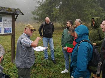 Wanderführer Gerd Ditzel (2. von links) erklärt Journalisten aus Deutschland, Österreich und der Schweiz Wissenswertes zur Artenvielfalt entlang der ehemaligen innerdeutschen Grenze.  Foto: Melissa Kalmund