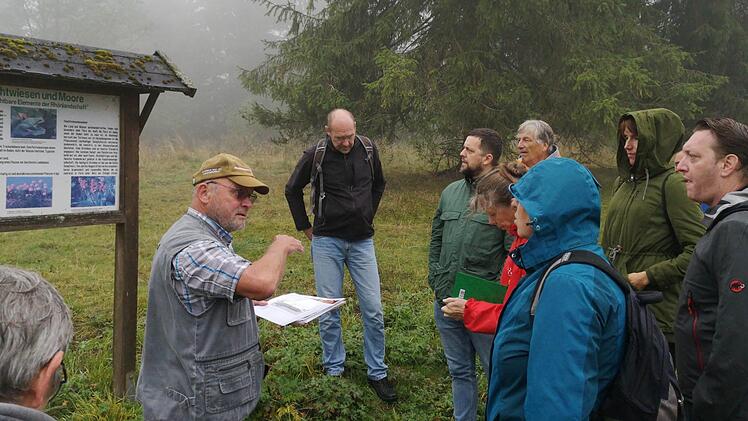 Wanderführer Gerd Ditzel (2. von links) erklärt Journalisten aus Deutschland, Österreich und der Schweiz Wissenswertes zur Artenvielfalt entlang der ehemaligen innerdeutschen Grenze.  Foto: Melissa Kalmund