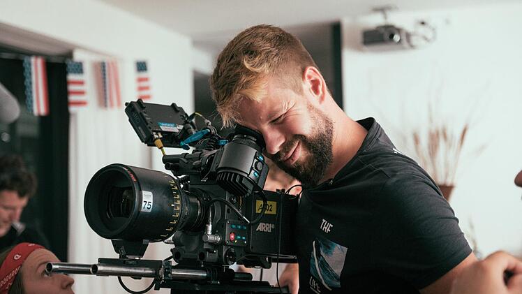 Mario Klaus (Produktion, Kamera und Drehbuch) wirft einen Blick durch den Sucher der Kamera. Foto: Daniel Tkatsch