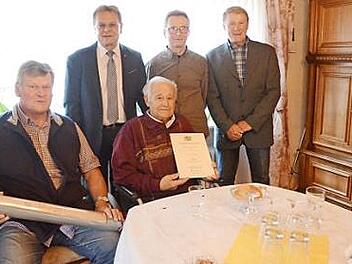 Robert Baehr wurde für 50- jähriges verdienstvolles Wirken als Feldgeschworener geehrt. Von links Georg Pabstmann (stv. Kreisvorsitzender), Robert Baehr, Bgm. Wolfgang Beiergrößlein, Andreas Martin (Ortsobmann), Alfred Stumpf (stv. Ortsobmann )  Foto: K.- H. Hofmann