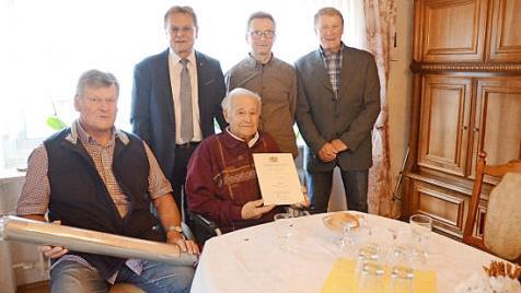 Robert Baehr wurde für 50- jähriges verdienstvolles Wirken als Feldgeschworener geehrt. Von links Georg Pabstmann (stv. Kreisvorsitzender), Robert Baehr, Bgm. Wolfgang Beiergrößlein, Andreas Martin (Ortsobmann), Alfred Stumpf (stv. Ortsobmann )  Foto: K.- H. Hofmann