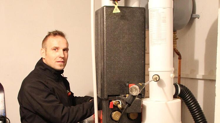 Heizungsmonteur Markus Schuster ist schon am frühen Neujahrsmorgen unterwegs.  Foto: Andreas Dorsch