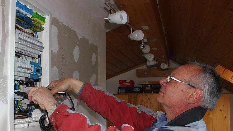 Auch in der Coronakrise ist Elektriker Detlef Weißmann im Einsatz.Foto: Jürgen Gärtner