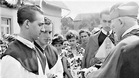 Die Weihe des Reitscher Gotteshauses im Jahre 1953 nahm Erzbischof Josef Otto Kolb (rechts) vor.