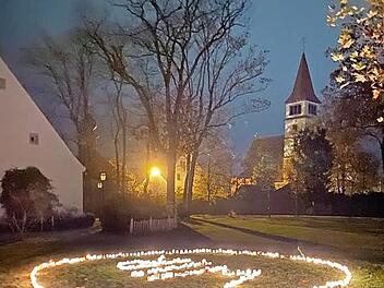 Im Adelsdorfer Schlossgarten formten zahlreiche kleine Laternen das Wort "Wir". Foto: J. Blum