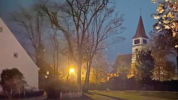 Im Adelsdorfer Schlossgarten formten zahlreiche kleine Laternen das Wort "Wir". Foto: J. Blum