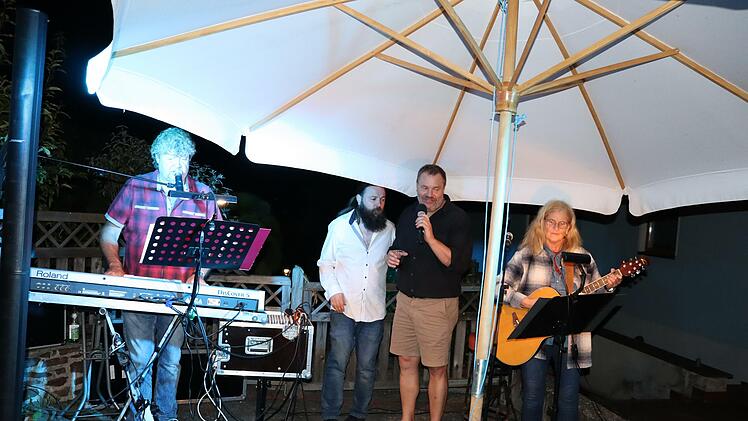 Von links:  J&uuml;rgen Ballner, Countryduo Howdy,  Johannes Kehl und Christian Zinn, Duo the Aloneunderholders, Gisela  Fellenstein, Countryduo Howdy,&nbsp;&nbsp;Foto: Christiane Hartmann