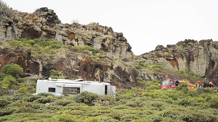 Bus st&uuml;rzt auf Kanareninsel B&ouml;schung hinab