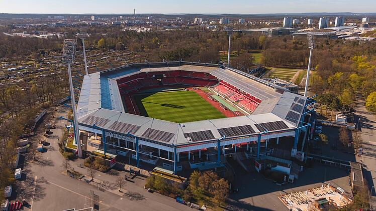 Das Sportstadion wird in eine Fu&szlig;ballarena umgebaut. Maximal 200 Millionen Euro darf das kosten, hat der N&uuml;rnberger Stadtrat am Mittwoch beschlossen.Nikolas Pelke