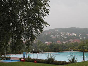 Auch im Maßbacher Freibad ist die Saison zu Ende. Jetzt muss es nur noch fit für den Winter gemacht werden.Foto: Heike Beudert
