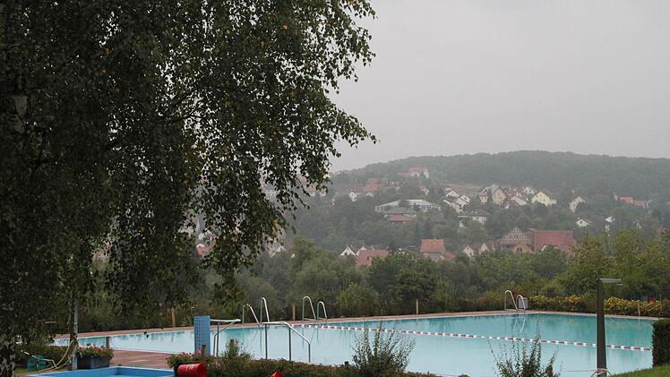 Auch im Maßbacher Freibad ist die Saison zu Ende. Jetzt muss es nur noch fit für den Winter gemacht werden.Foto: Heike Beudert