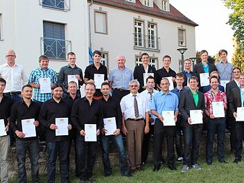 Freude strahlende Gesichter: Alle 24 Absolventen der Technikerschulen haben die Prüfung zum "staatlich geprüften Elektrotechniker" bzw. "staatlich geprüften Techniker für Fahrzeugtechnik und Elektromobilität" bestanden.  Foto: privat