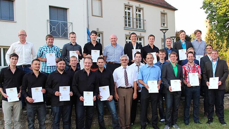 Freude strahlende Gesichter: Alle 24 Absolventen der Technikerschulen haben die Prüfung zum "staatlich geprüften Elektrotechniker" bzw. "staatlich geprüften Techniker für Fahrzeugtechnik und Elektromobilität" bestanden.  Foto: privat