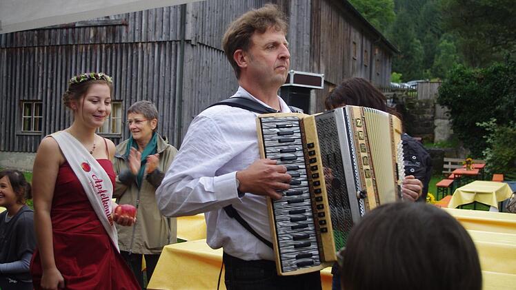 Eine Ehrenrunde durch das Publikum: Die neue Apfelkönigin Eva Schnappauf - angeführt von Harald Kotschenreuther.