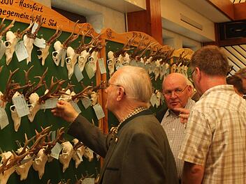 Die Jäger nahmen die Bewertung der Trophäen genau in Augenschein. Foto: Günther Geiling