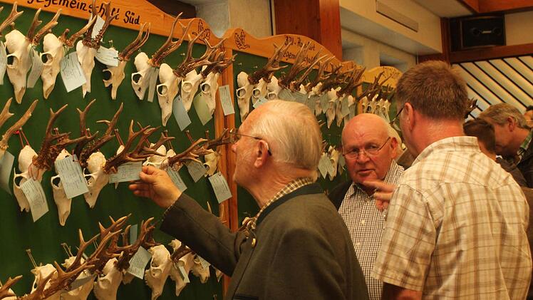 Die Jäger nahmen die Bewertung der Trophäen genau in Augenschein. Foto: Günther Geiling