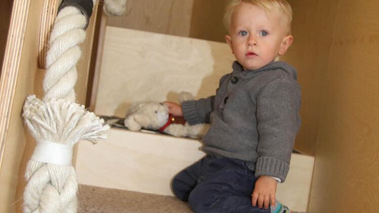 Rafael erkundet die unterschiedlichen Materialien. Foto: Sonja Adam