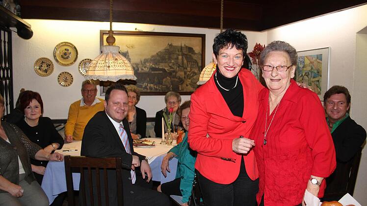 Darüber, dass Landtagsvizepräsidentin Inge Aures zu ihrer Geburtstagsfeier kam, freute sich Alma Taubenreuther besonders.