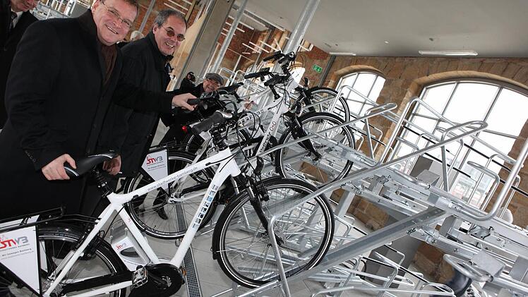 Im Radparkhaus können auch E-Bikes abgestellt werden - hier bei der Eröffnung. Foto: Harald Rieger