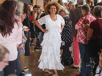 Mode macht Mut: Dafür gab es auch im Foyer des E.T.A.-Hoffmann-Theaters viel Beifall. Fotos: RiegerPress