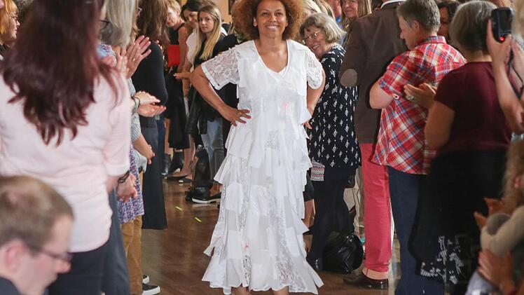 Mode macht Mut: Dafür gab es auch im Foyer des E.T.A.-Hoffmann-Theaters viel Beifall. Fotos: RiegerPress