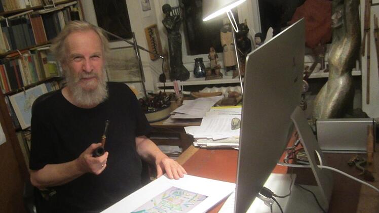 Der Schriftsteller Godehard Schramm liest an seinem Schreibtisch die Druckfahnen des Buches "BuntLand - bildschön", das zu den 20. Oberfränkischen Malertagen erscheinen wird. Foto: Matthias Einwag