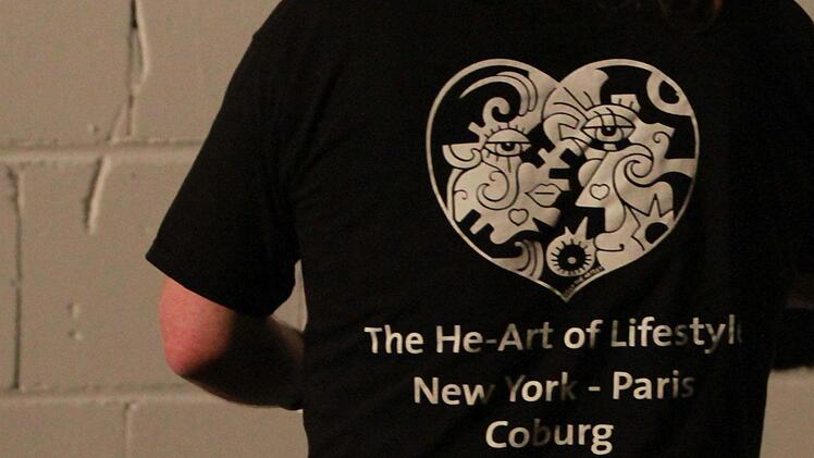 Der New Yorker Pop-Art-Künstler Billy The Artist lockte zahlreiche Besucher in die alte Pakethalle in Coburg. Foto: Jochen Berger