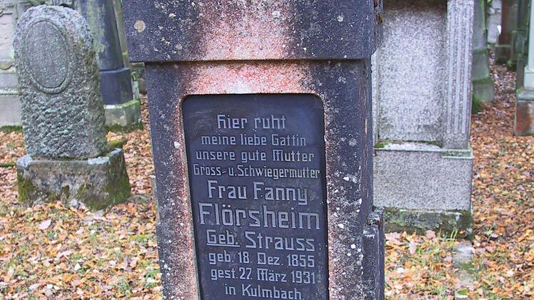 Unter dem Grabstein aus schwarzem Marmor ruht Fanny Fl&ouml;rsheim 1855- 1931), die Ehefrau von Moses Fl&ouml;rsheim. Foto: Wolfgang Schoberth