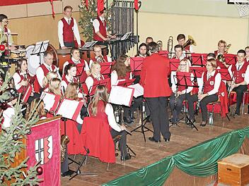 Die Rannunger Vereine legen Wert darauf, dass bei der Generalsanierung der Mehrzweckhalle nun doch eine Bühne fest eingebaut wird. Unser Bild zeigt den Musikverein auf einer mobilen Bühne  Foto: Dieter Britz
