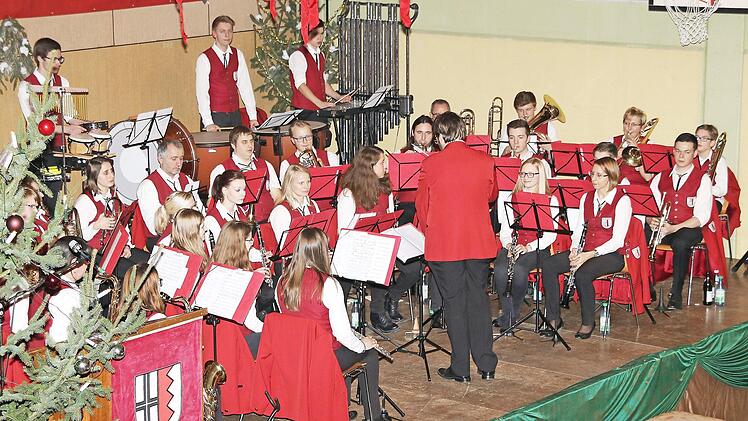 Die Rannunger Vereine legen Wert darauf, dass bei der Generalsanierung der Mehrzweckhalle nun doch eine Bühne fest eingebaut wird. Unser Bild zeigt den Musikverein auf einer mobilen Bühne  Foto: Dieter Britz
