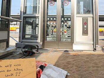 Weil die Fahrstuhl am Bahnhof Forchheim noch immer still stehen, wendet sich Landrat und Kreisausschuss nun mit einem Brandbrief an die Deutsche Bahn. Foto: Barbara Herbst