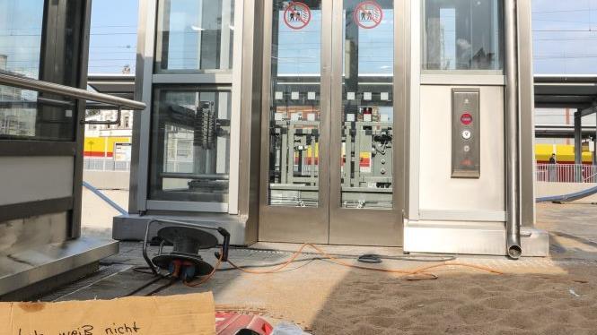 Weil die Fahrstuhl am Bahnhof Forchheim noch immer still stehen, wendet sich Landrat und Kreisausschuss nun mit einem Brandbrief an die Deutsche Bahn. Foto: Barbara Herbst