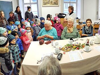 Überraschung für die Strick- und Häkeldamen im alten Rathaus von  Poppenlauer: Sie bekamen Besuch von Kindern der Kita Lauerland, die Weihnachtslieder sangen. Im Hintergrund in der Bildmitte Magdalena Dünisch,  die die Strick- und Häkeldamen zusammenhält. Dieter Britz