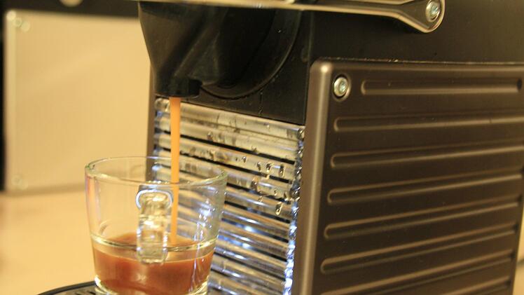 Auch die Maschine hat sich J&uuml;rgen M&uuml;ller bei der Planung genau angesehen, damit er wei&szlig; wie sie funktioniert. Foto: Theresa Schiffl