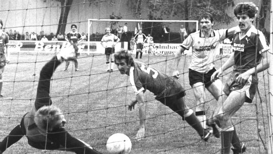 Eine Szene aus dem Landesliga-Derby 1983 zwischen dem ATS Kulmbach und der SpVgg Bayern Hof. Rechts Thomas Ramming vom ATS. Foto: BR-Archiv