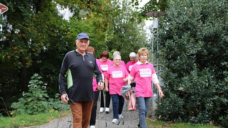 Herbert Weiner (vorne) und seine Frau Brigitte initiierten die Walking-Gruppe einst. Foto: Ulrike Müller