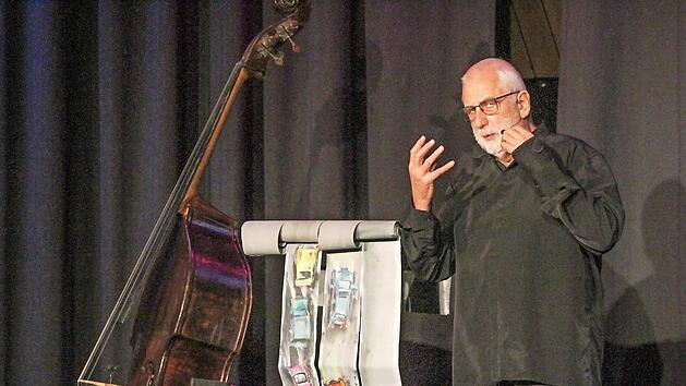 Kabarettist Hans Klaffl f&uuml;hlte sich auf den Brettern des Kulturbodens sichtlich wohl. Foto: Bertram Wagner