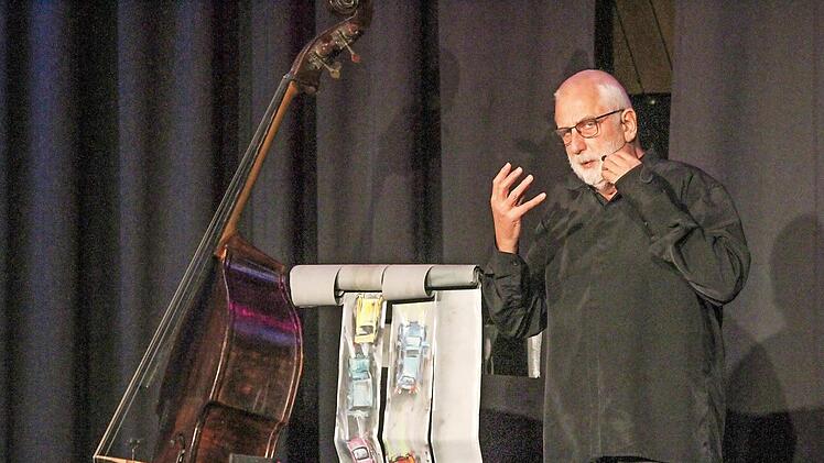 Kabarettist Hans Klaffl fühlte sich auf den Brettern des Kulturbodens sichtlich wohl. Foto: Bertram Wagner