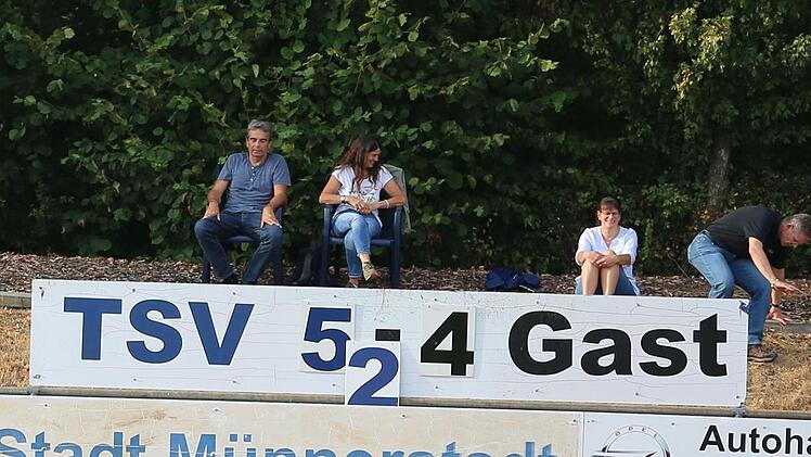 Addition an der Anzeige-Tafel: Weil bislang offensichtlich nie mehr als fünf Tore für ein Team fielen, musste man in Münnerstadt kreativ sein. Foto: Thomas Malz