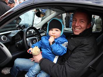Probesitzen mit Sohn im Smart: Alexander Lorch aus Lahm im Itzgrund hat Nick (2) auf dem Schoß sitzen. Kein Auto für die Familie, aber ein idealer Stadtwagen, meint er.
