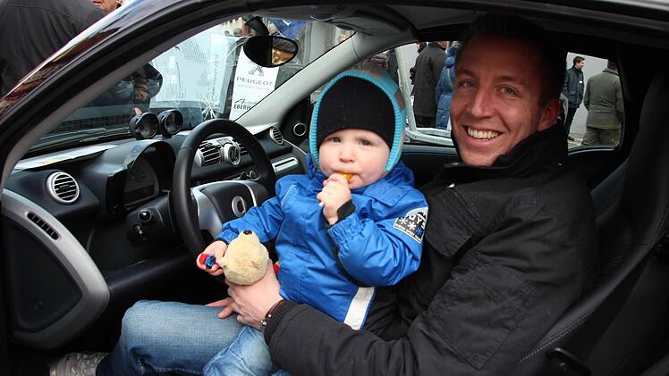 Probesitzen mit Sohn im Smart: Alexander Lorch aus Lahm im Itzgrund hat Nick (2) auf dem Schoß sitzen. Kein Auto für die Familie, aber ein idealer Stadtwagen, meint er.
