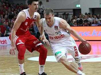 Künftig Teamkollegen: Anton Gavel (r.), hier noch im Trikot der Brose Baskets, und der Münchner Nihad Djedovic. Foto: sportpress
