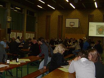 Viele Bürger waren zur Abschlussveranstaltung gekommen und diskutierten die Ergebnisse. Foto: Petra Malbrich